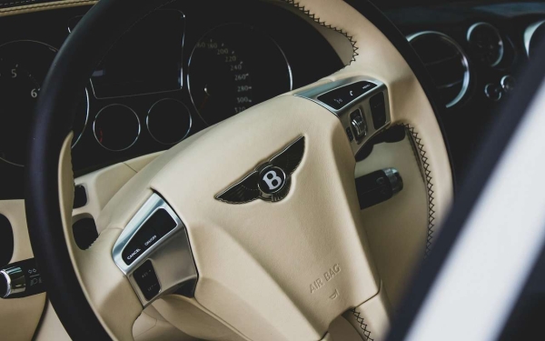 Bentley переходит на электрокары и гибриды