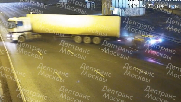 На МКАД фура разнесла в щепки движущееся назад такси