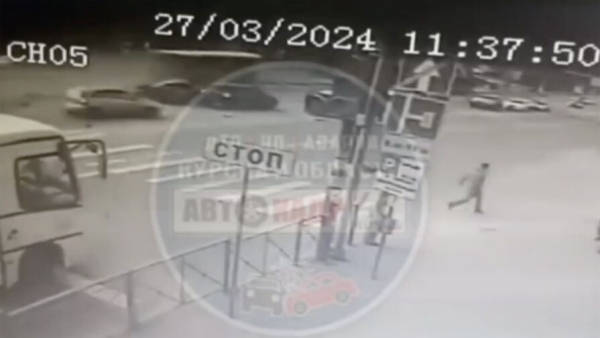 На видео попал момент, как в Курске пешеходы спасаются от летящего в них автобуса