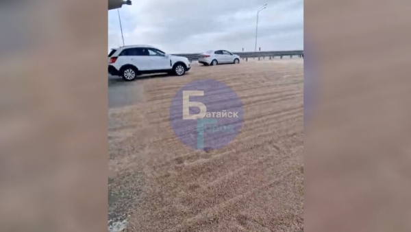 Под Ростовом водители не могут проехать из-за кошачьего наполнителя на дороге