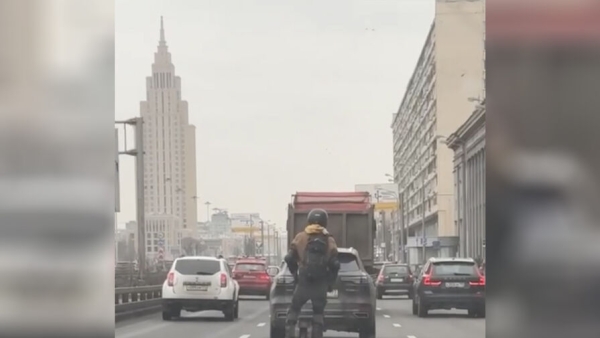 В Москве засняли на камеру танцующего в потоке машин пилота моноколеса