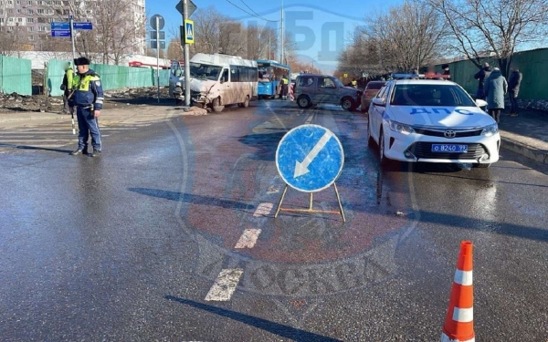 В столице маршрутка влетела в столб