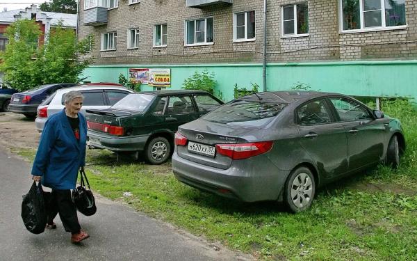 Автомобилистам напомнили, что входит в понятие «газон»