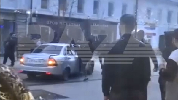 Lada Priora въехала в участников уличной драки в Саратове