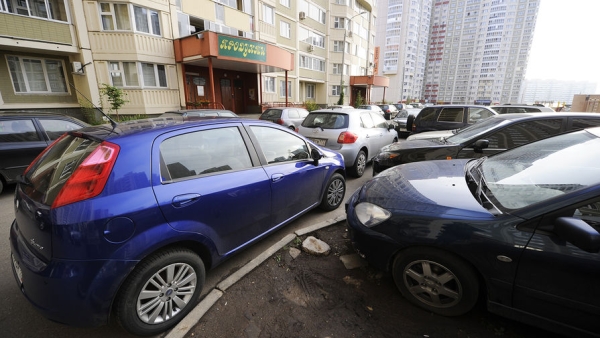 Москвичам рассказали о штрафах за парковку на зеленых насаждениях