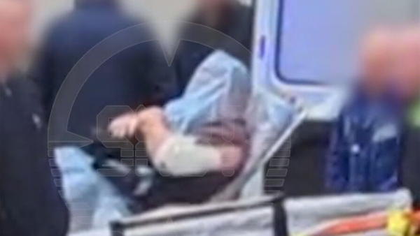 Появилось видео, как пострадавшего от взрыва водителя Toyota загружают в «скорую» в Москве