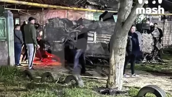 Помощник экс-депутата Госдумы на Mercedes влетел в забор в Крыму и перевернулся