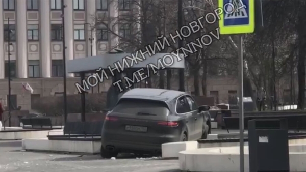 Porsche на полной скорости влетел на тротуар с пешеходами в Нижнем Новгороде