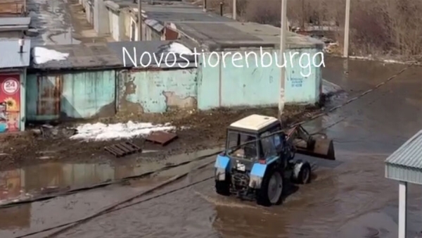 С лужами в Оренбурге попытались бороться с помощью тракторов