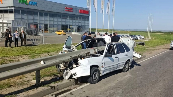 У Lada сорвало крышу от удара об ограждение, водитель спасся