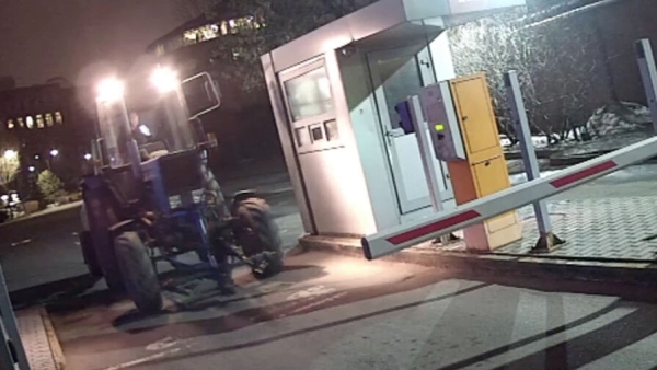 В центре Москвы мужчина угнал трактор с прицепом и уехал на нем в Северное Бутово