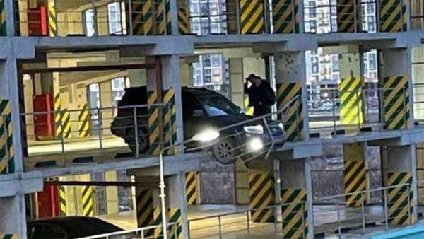 В Екатеринбурге автомобиль без водителя попытался сброситься с третьего этажа