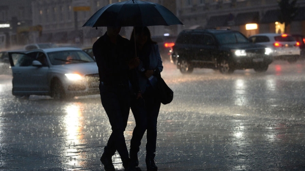 Вода начала подтапливать дороги в Москве