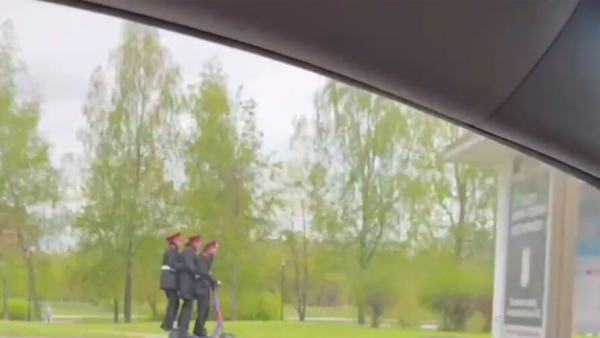 В Москве на видео попал «наряд» из трех кадетов, которые в обнимку едут на одном самокате