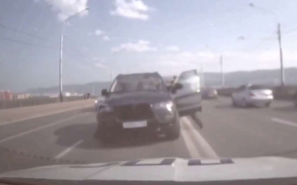 Пьяный лихач на BMW совершил два ДТП и скрылся (видео)