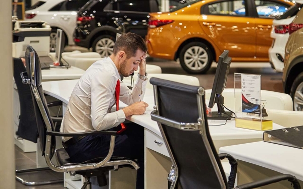 Продажи люксовых авто в России снова падают