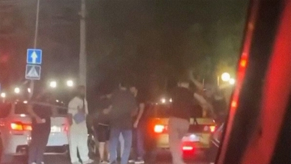 В Пятигорске мужчины танцевали лезгинку на дороге, пока силовики вели бой с террористами в Дагестане