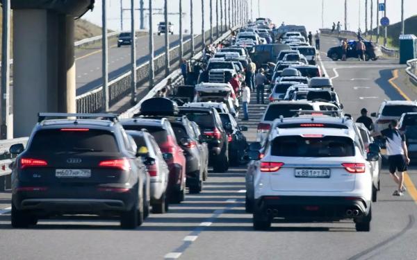 Более тысячи автомобилей стоят в очереди у Крымского моста: что случилось?