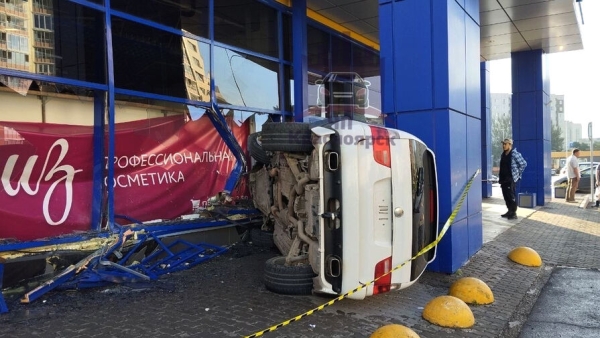 На видео попал момент тарана автомобилем BMW гипермаркета в Красноярске
