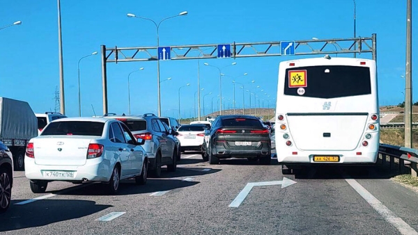 Туристы пожаловались на огромную пробку при въезде в Крым по мосту