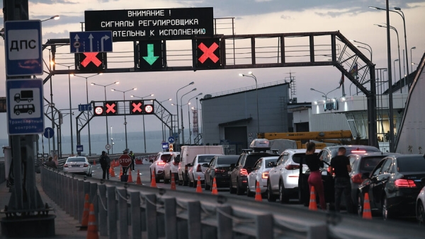 У Крымского моста тысяча водителей застряли в 10-километровой пробке