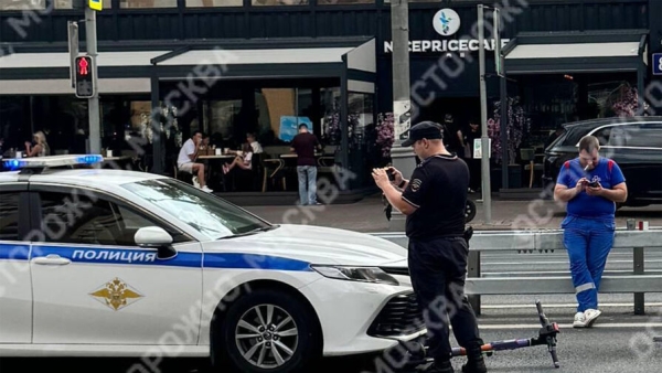 В Москве автомобиль полиции снес самокатчика