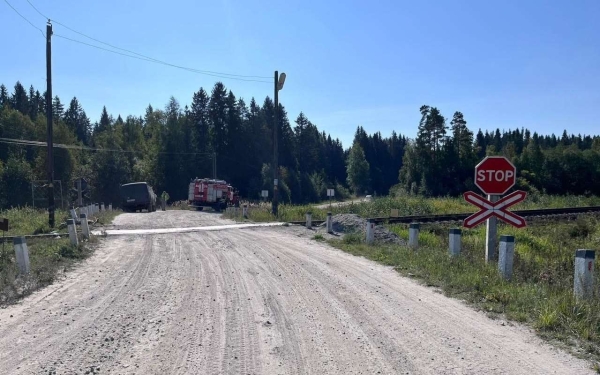 Водитель хотел проскочить через ж/д переезд: поезд искорежил легковушку