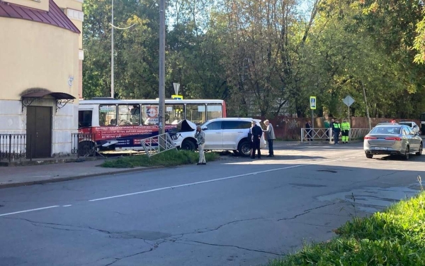 Пассажирский автобус врезался в здание: подробности ДТП в Ярославской области