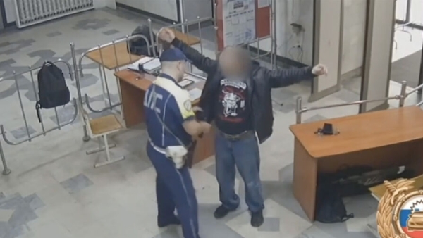 Водитель случайно выложил перед сотрудником ДПС коноплю и попал на видео