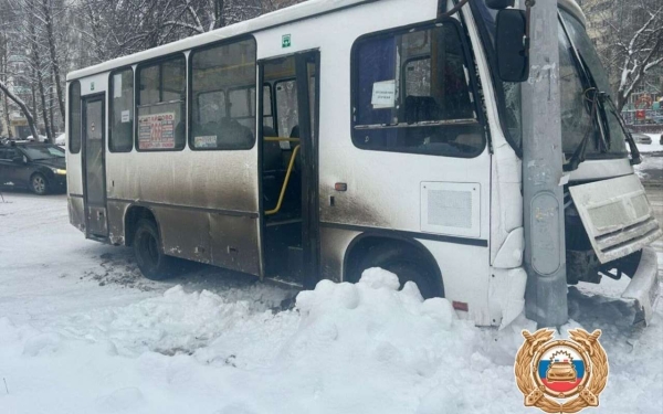 Автобус с пассажирами влетел в электроопору: подробности аварии