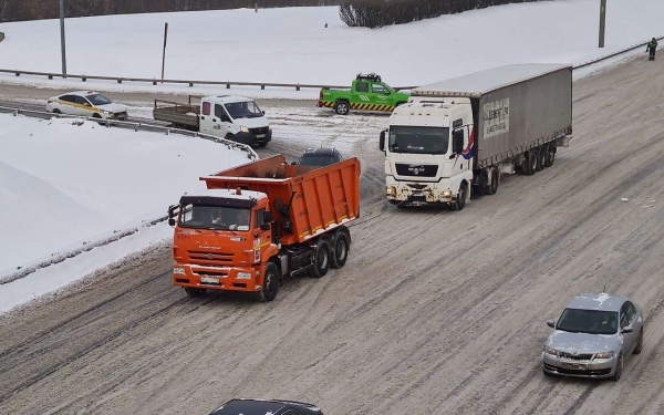 Дорожники обеспечили трассу противогололедными составами и теплыми стоянками