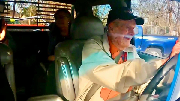 101-летний ветеран обновил водительские права, чтобы убедиться, что «он всё еще может»