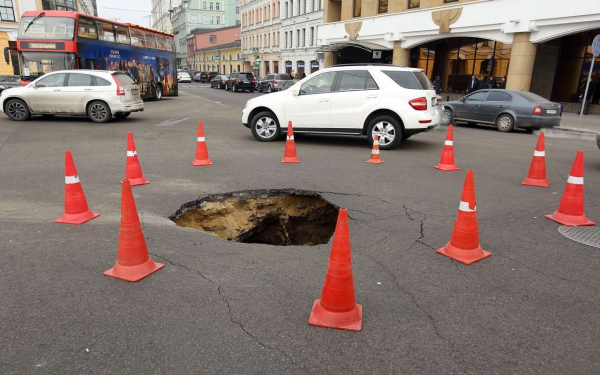 Автомобиль угодил в яму на дороге? Мы знаем, как возместить нанесенный ущерб