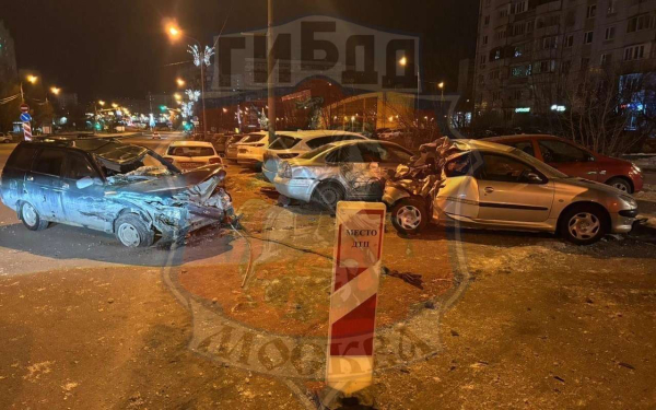 Пьяный водитель протаранил несколько автомобилей на парковке