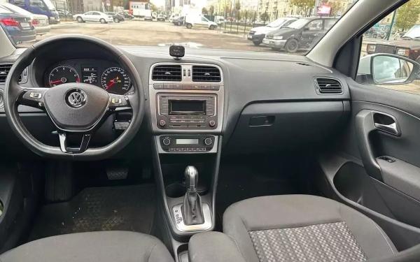 Почти новый Volkswagen Polo продают в РФ по цене Lada Vesta