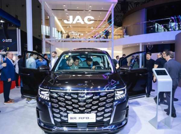 JAC привезет в Россию новый минивэн RF8