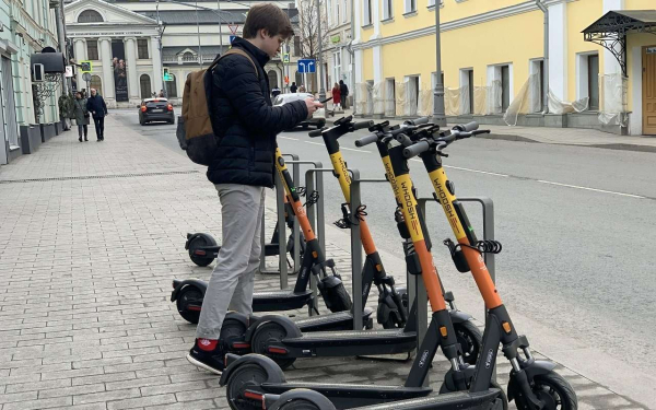 Москвичи требуют запрета самокатов и мопедов