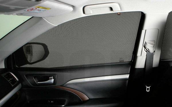 Шторки на передних боковых стеклах авто — это допустимо?